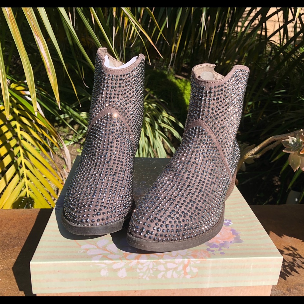 Very G - Blinged Out size 8 colorway Taupe